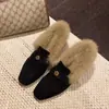 Mocassins quentinhos, fáceis de calçar, com estampa de camélia para outono/inverno, forrados com pelo de coelho, modernos e versáteis para mulheres, novo estilo 2026, disponíveis em preto e marrom