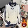 Moda juvenil de primavera y otoño estilo callejero con diseño de patchwork a rayas y bloques de color, chaqueta sudadera con solapa cortavientos