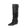Botas altas de caña ancha, ajuste relajado, con hebilla de cinturón, otoño/invierno 2026, tacón medio grueso, piel de vaca, punta fina, piel auténtica, caña ancha, botas largas para mujer