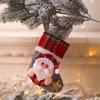Nuevas decoraciones navideñas tridimensionales, muñeco de Papá Noel, colgante para árbol de Navidad, pequeños calcetines navideños a cuadros.