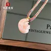 Colgante de Jade Patrón de Dragón Rojo Natural Paz y Seguridad, Colgante de Jade Flor de Melocotón Seda Dorada, Adorno de Jade, Joyería de Placa de Jade