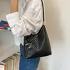 Bolsa de alta qualidade com padrão trançado vintage para mulheres, nova moda 2026 bolsa de ombro para o dia a dia, bolsa balde de mão de grande capacidade