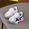 Zapatos de bebé para niño con luces brillantes, suela suave, zapatos para bebé y niño pequeño, para niña, antideslizantes, tipo zapatilla, deportivos para niños de 0 a 1 año, 3 primavera y otoño