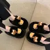 Novas pantufas fofas de inverno peludas para mulheres, confortáveis para uso doméstico, estilo coreano, design de bico fechado, pantufas de algodão 2026, pelúcia, preto