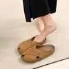 Chinelos Baotou para Mulheres, Novos Sandálios de Verão e Primavera 2026 para Uso Externo, Adequados para Combinar com Vestidos, Sapatos Baixos para Gestantes, Sandálias Slip-On de Camurça