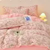 Set de cuatro piezas de terciopelo de leche bordado tridimensional engrosado para otoño e invierno, con un diseño fresco y elegante, cálido terciopelo de copo de nieve y un juego de tres piezas de terciopelo para bebé