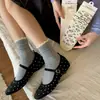 Calcetines florales retro para mujer, nuevo estilo de otoño, calcetines de encaje con lazo hasta la mitad de la pantorrilla, estilo japonés, calcetines apilados con patrón oscuro en relieve tridimensional