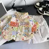 Conjunto de Verão Manga Curta para Meninos 2026 Novo Estiloso Fresco Camisa Floral para Crianças Conjunto de Duas Peças de Verão Fashion para Bebê Menino