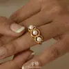 Anillo de Zirconia y Perla de Lujo Ligero con un Diseño Sencillo y Elegante, Exquisita Joyería de Anillo Abierto Ajustable para Mujer