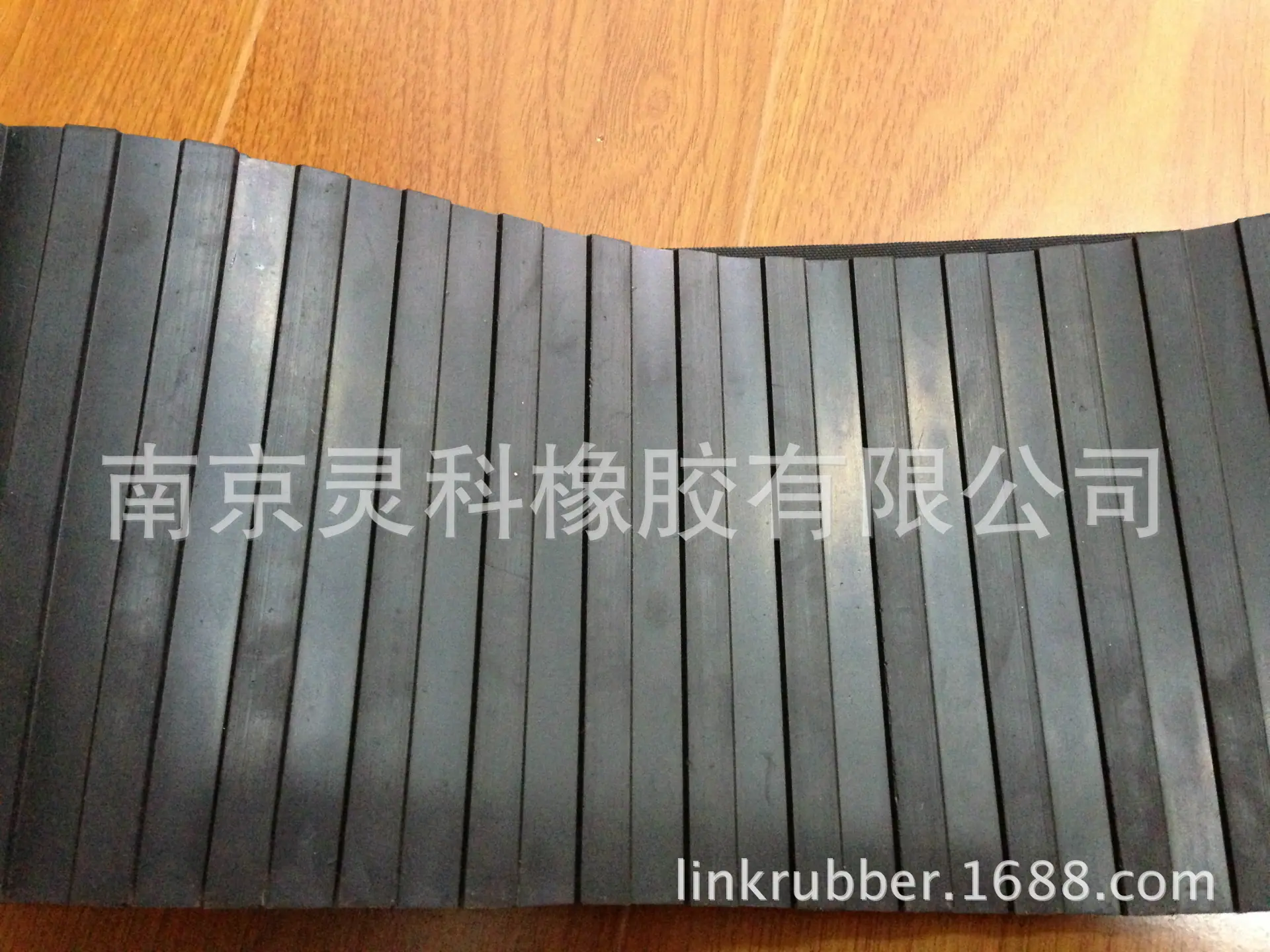 黑色宽条纹