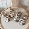 Novas Sandálias Infantis 2026 Verão Confortáveis Fashion Simples Sapatos de Praia para Meninas Sapatos Infantis Princesa Pérola Laço