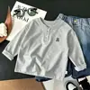 Nueva Camiseta Henley de Manga Larga con Cuello Alto para Niños y Niñas, Versátil Holgada para Primavera y Otoño, Estilo Coreano Británico, Capa Base