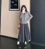 Suéter com Renda e Estampa de Coração Plus Size Outono Inverno Estilo Coreano Cardigã de Tricô com Cadarço e Laço Conjunto de Saia Estilo Little Chanel
