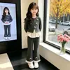 Conjunto de calça pantalona de renda com mangas compridas para meninas 2026 novo estilo primavera e outono conjunto de duas peças calça pantalona com laço pequeno estilo Chanel