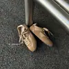 Versión de cuero de las zapatillas de entrenamiento retro alemanas clásicas para mujer, con diseño de cordones, punta redonda, suela plana, zapatillas casuales