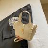 Bolsa pequena retrô texturizada feminina, nova primavera de 2025, casual, simples, com design de nicho, bolsa de ombro, bolsa tipo balde