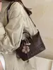 Bolso de mano tejido popular de nicho transfronterizo para mujer, nuevo modelo 2026, versátil, súper moderno, sensación de alta gama, bolso de hombro y cruzado