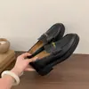 Mocassins femininos estilo britânico com sola grossa, nova coleção primavera/outono 2026, perfeitos com vestidos, cor preta, sapatilhas de bico profundo estilo coreano
