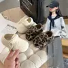 Zapatos Peludos para Niñas 2026 Nuevos Zapatos de Algodón con Forro de Felpa para Invierno Moda Infantil Estampado de Leopardo Zapatos Birkenstock Zapatos Cálidos para Bebé
