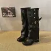 Botas de plataforma nuevas con hebilla de remache estilo europeo y americano para mujer, colección otoño/invierno 2026, elegantes y con estilo, que realzan la altura, modernas y llamativas con tacón grueso