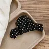 Presilha de cabelo plissada de tecido com poá estilo coreano, exalando uma estética sofisticada e minimalista, perfeita para criar penteados elegantes, um acessório de cabelo versátil e doce