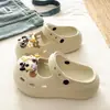 Essencial para pessoas baixinhasSandálias versáteis de verão com sola grossa e bico fechado fofas console de videogame cachorrinho sapatos de buraco EVA mulheres