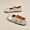 Zapatos Pequeños de Cuero para Niñas 2026 Primavera y Otoño Nueva Moda Mariposa Zapatos de Princesa para Niños Planos Mary Jane Antideslizantes Zapatos para Niñas