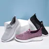 Sapatos de Pano Velho Pequim Atacado Femininos Leves Respiráveis Antiderrapantes Sapatos para Meia-Idade e Idosos Fundo Plano Malha Voadora Sapatos Femininos Sapatos de Pano para Mãe