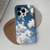 Fornecimento transfronteiriço: Capa de celular com fundo azul e flor de magnólia branca cintilante para 16 Plus, apresentando um design impresso em alta definição estilo chinês usando película de transferência de calor