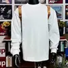 Camiseta blanca de manga larga para hombre de algodón de Xinjiang, con cuello pequeño, tejido pesado, estilo cleanfit, diseño de hombros rectos estilo americano, adecuada como capa base