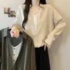 Las mujeres de talla grande lucen geniales con esta camisa de principios de otoño, perfecta para un atuendo relajado y elegante.. Es un diseño de dos piezas falso con cuello en V y mangas largas