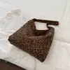 Bolsa grande de estampa de leopardo para mulheres, nova moda de inverno 2026, bolsa de ombro versátil, bolsa tote popular de alta qualidade para o dia a dia