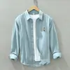 1378 Camisa casual de manga larga de color sólido japonés literaria y versátil camisa de manga larga con bordado de oso