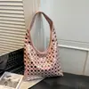 Bolsa Personalizada Estilo Coreano, Novo Modelo de Primavera, Bolsa Saco com Rebites de Grande Capacidade, Simples e Casual, Aparência Premium, Bolsa de Ombro Estilosa
