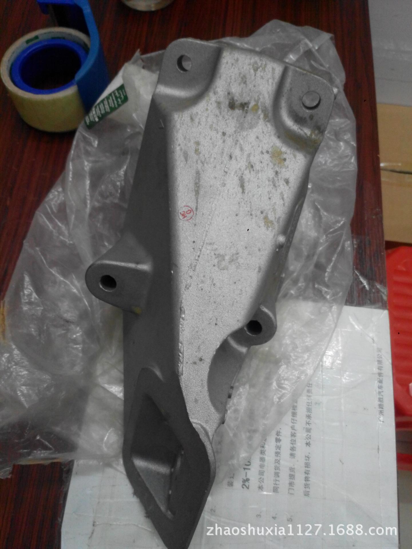 路虎揽胜发动机铝支架3