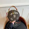 Bolsa pequena de textura de alta qualidade, celebridade da internet, feminina, 2026, novo estilo popular, bolsa de mão, bolsa redonda pequena, bolsa de ombro único transversal com emblema da moda