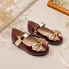 Sapatos infantis confortáveis e anti-atrito para meninas, para uso formal, apresentações e looks de feriado, sapatos de menina com laço e fechos de velcro