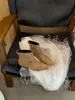 Botas de Cano Curto e Médio Estilo Novo Outono 2026 Salto Grosso Bico Quadrado Retrô Zíper nas Costas Plissadas em Cores Preto, Café e Damasco