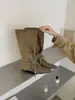 Botas de cadarço com bico fino e salto bloco exclusivas para mulheres, versáteis para afinar a silhueta, coleção outono/inverno 2026, botas de montaria