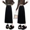 Falda de terciopelo negro línea A para mujer, nuevo estilo otoño/invierno 2026, falda de paraguas de longitud media petite, versátil y estiliza.