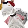 Camiseta de manga corta de algodón puro para niños y niñas, 2026 a rayas bordada nueva marca moderna versátil top de ropa infantil para verano