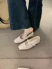 Sapatos retrô estilo francês forrados com pele para mulheres, adequados para uso externo no inverno, com forro adicional de fleece para aquecimento, e estilo Mary Jane com um leve salto interno.