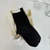 Meias Femininas de Cano Médio para Outono e Inverno, Meias Longas da Moda em Tecido Color Block de Agulha Dupla com Etiqueta de Tecido, Meias Largas Simples com Listras Verticais em Estilo College