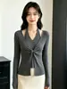 Nuevo top de punto de otoño de 2026 con cuello halter en V, diseño frontal retorcido, manga larga, elegante, adelgazante y versátil