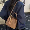 Bolsa transversal moderna e estilosa, novo design de nicho 2026, bolsa feminina para o dia a dia, estilo saco, bolsa de ombro retrô para o trabalho
