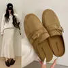 Chinelos slip-on femininos 2026, outono casual novo estilo com fivela, chinelos casuais retrô para mulheres
