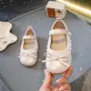 Sapatos de Couro para Meninas 2026 Nova Coleção Primavera/Outono Sapatos de Princesa Estilosos com Laço e Cadarço para Crianças Bebê Solado Macio Sapatos Individuais