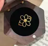 Nuevo anillo versátil único de flor dorada calada para mujer, joyería de anillo abierto con diseño de nicho de alta gama