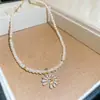 Colar de pérolas retrátil estilo francês com borboleta, luxo leve, alta qualidade, corrente para clavícula moderna e requintada, acessório de nicho suave e versátil