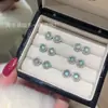 Venta al por mayor de fábrica suministro en vivo material natural peligroso aretes de jadeíta agua azul plata s925 incrustada diseño pequeño y fresco mujer